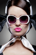 Fototapety gorgeous caucasian brunette with sunglasses